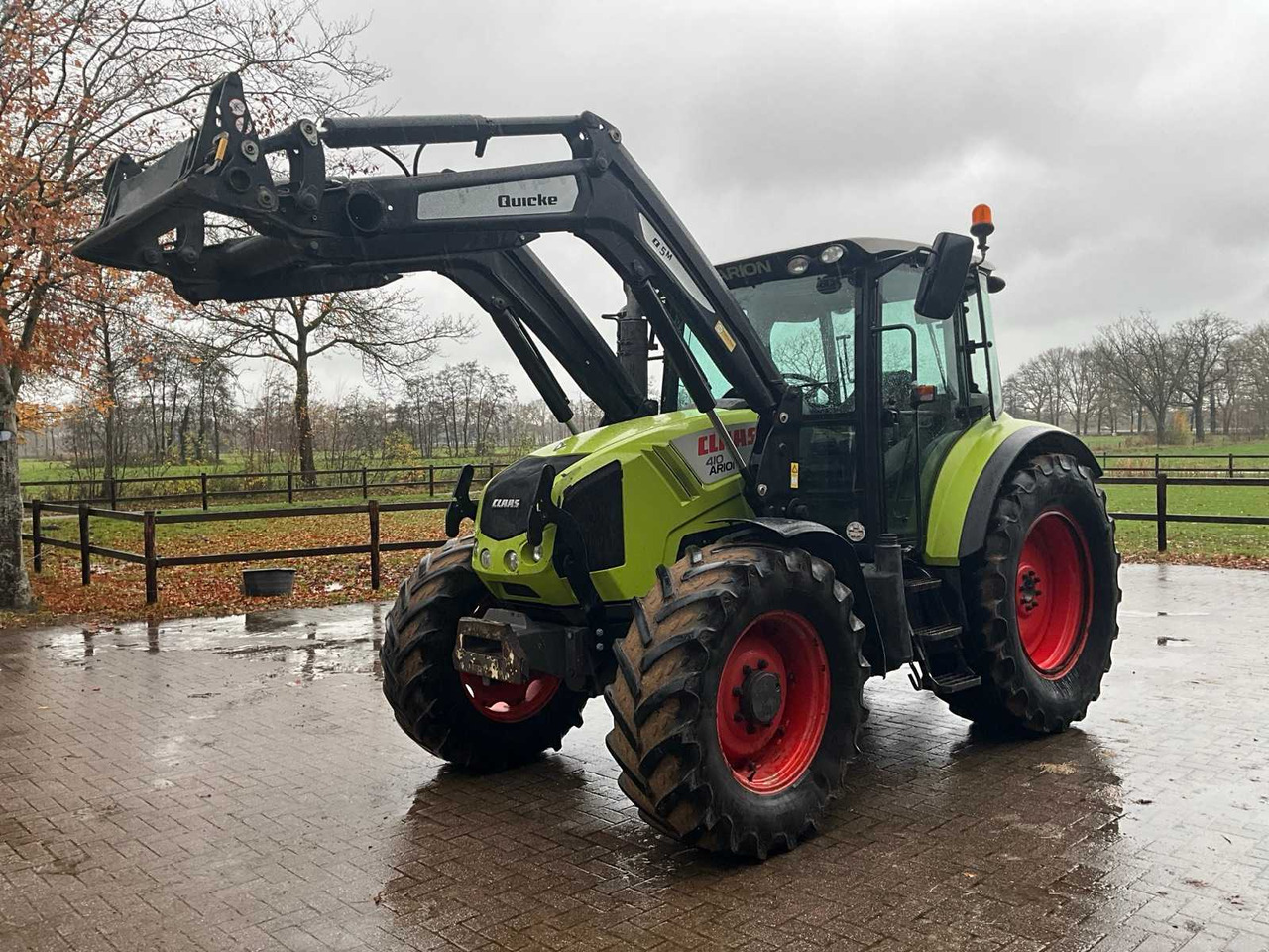 2011 CLAAS ARION 420 FOUR-WHEEL DRIVE FARM TRACTOR WITH FRONT LOADER - Trator: foto 1 2011 CLAAS ARION 420 FOUR-WHEEL DRIVE FARM TRACTOR WITH FRONT LOADER - Trator: foto 1