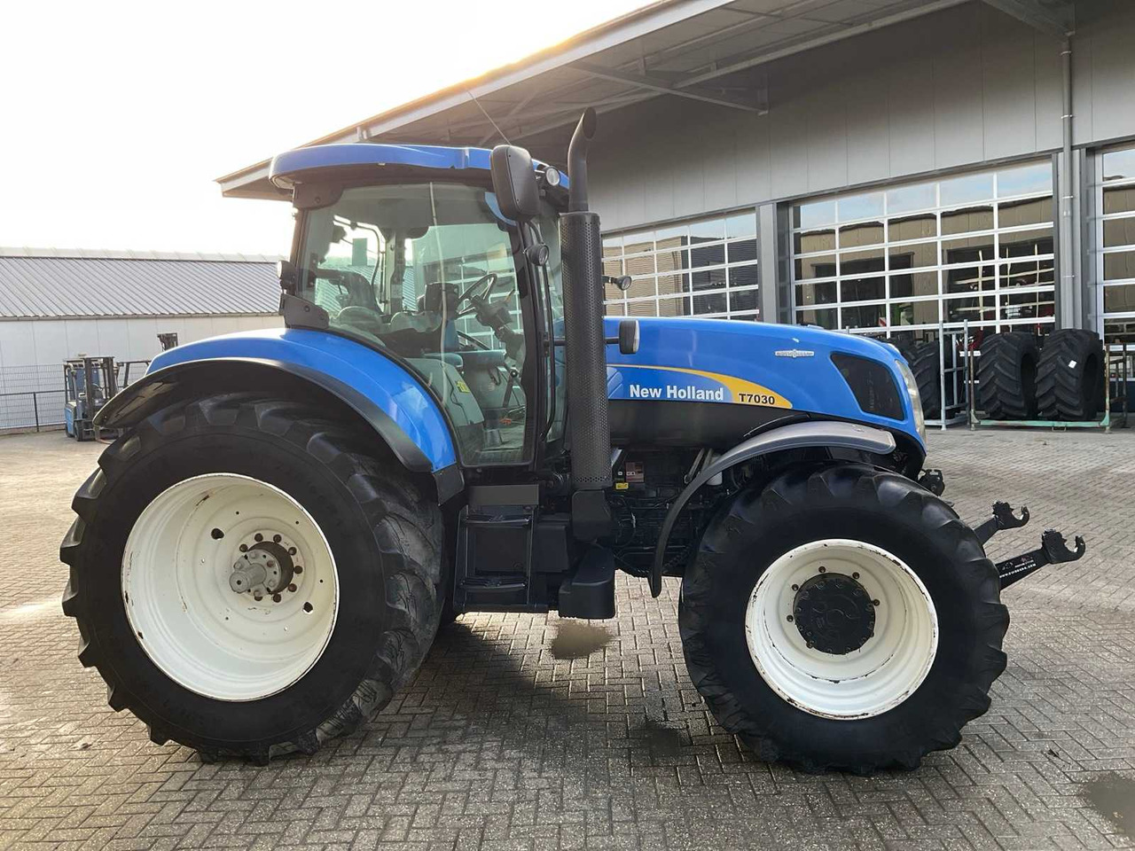 2011 NEW HOLLAND T7030 AUTOCOMMAND FOUR WHEEL DRIVE FARM TRACTOR - Trator: foto 5 2011 NEW HOLLAND T7030 AUTOCOMMAND FOUR WHEEL DRIVE FARM TRACTOR - Trator: foto 5