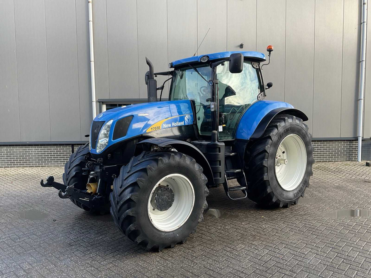 2011 NEW HOLLAND T7030 AUTOCOMMAND FOUR WHEEL DRIVE FARM TRACTOR - Trator: foto 1 2011 NEW HOLLAND T7030 AUTOCOMMAND FOUR WHEEL DRIVE FARM TRACTOR - Trator: foto 1