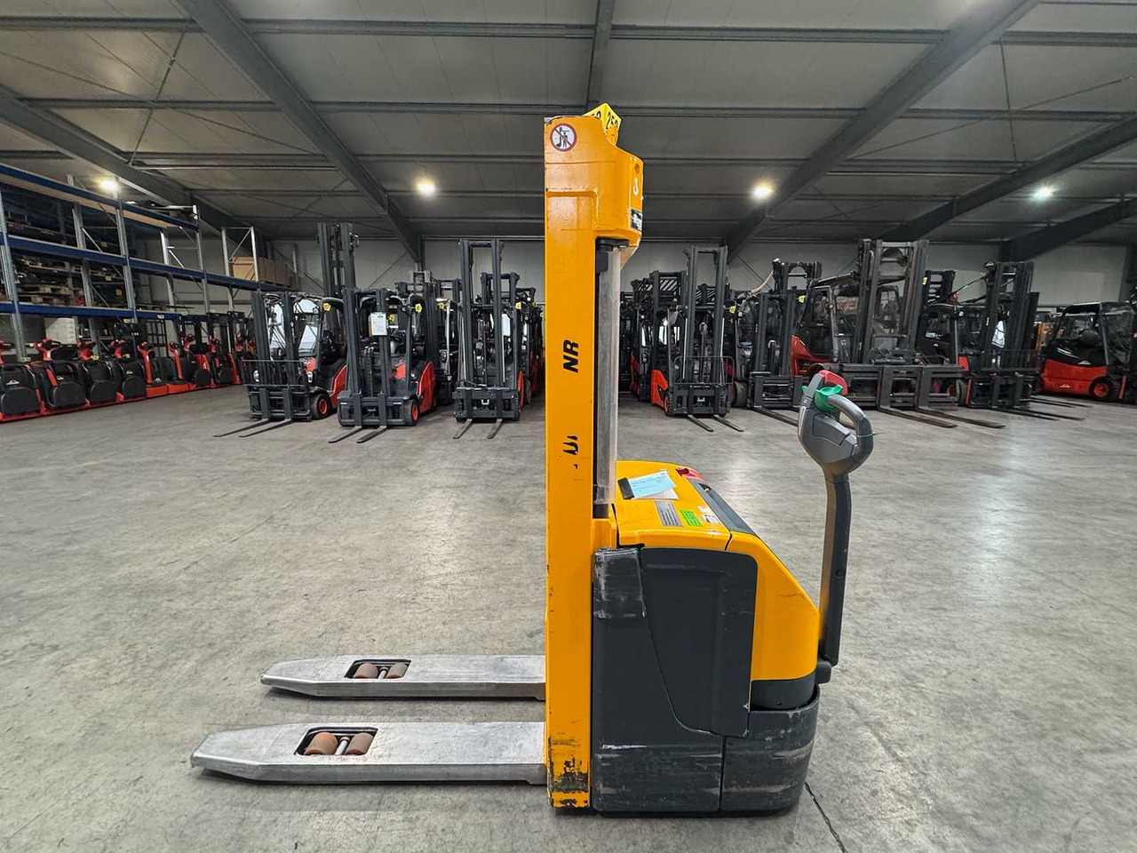 2012 JUNGHEINRICH EJC220 2,000KG STACKER PALLET TRUCK ANT FREE LIFT - Empilhador: foto 1 2012 JUNGHEINRICH EJC220 2,000KG STACKER PALLET TRUCK ANT FREE LIFT - Empilhador: foto 1