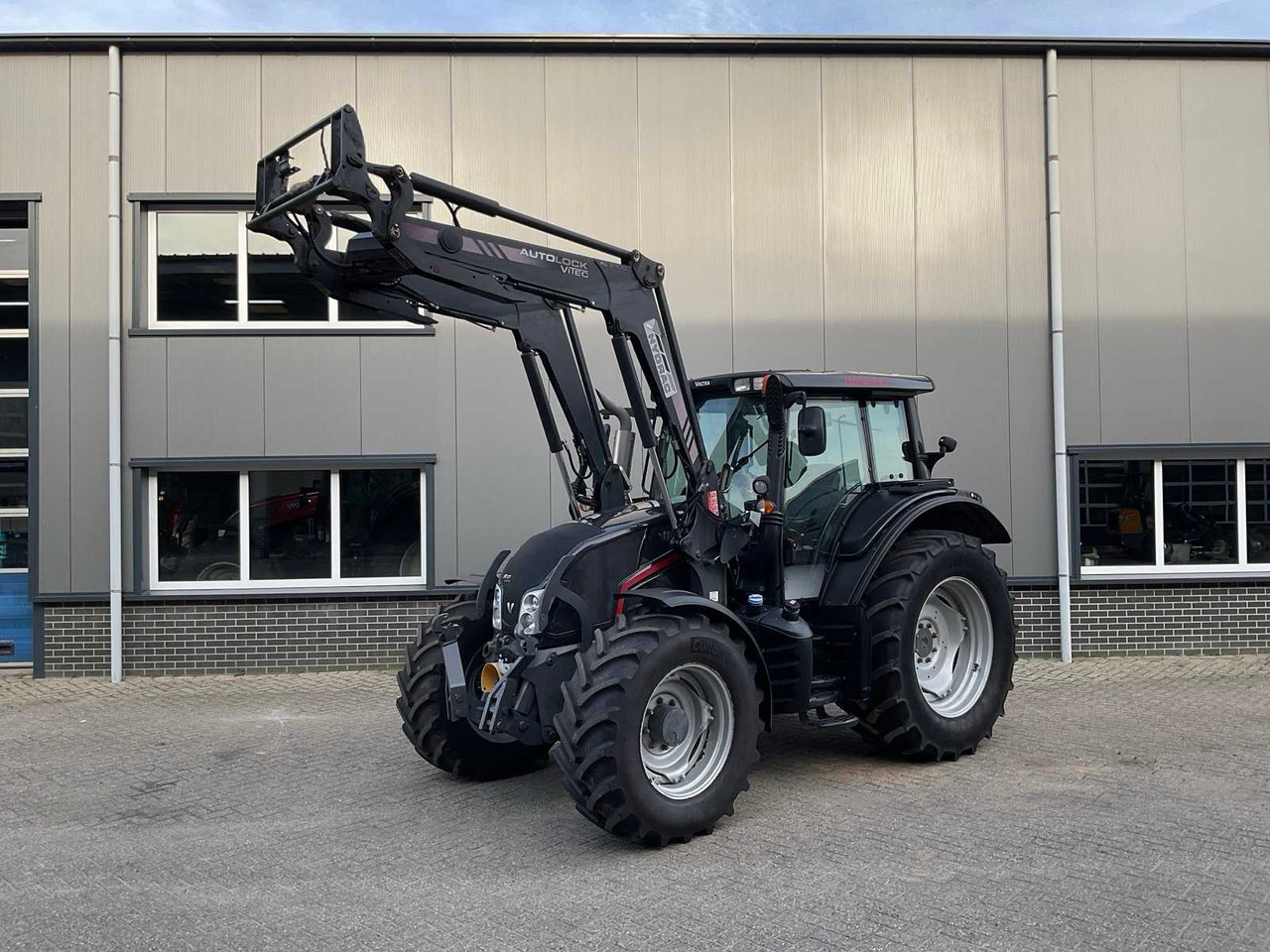 2014 VALTRA N123 HITECH5 FOUR WHEEL DRIVE FARM TRACTOR - Trator: foto 1 2014 VALTRA N123 HITECH5 FOUR WHEEL DRIVE FARM TRACTOR - Trator: foto 1