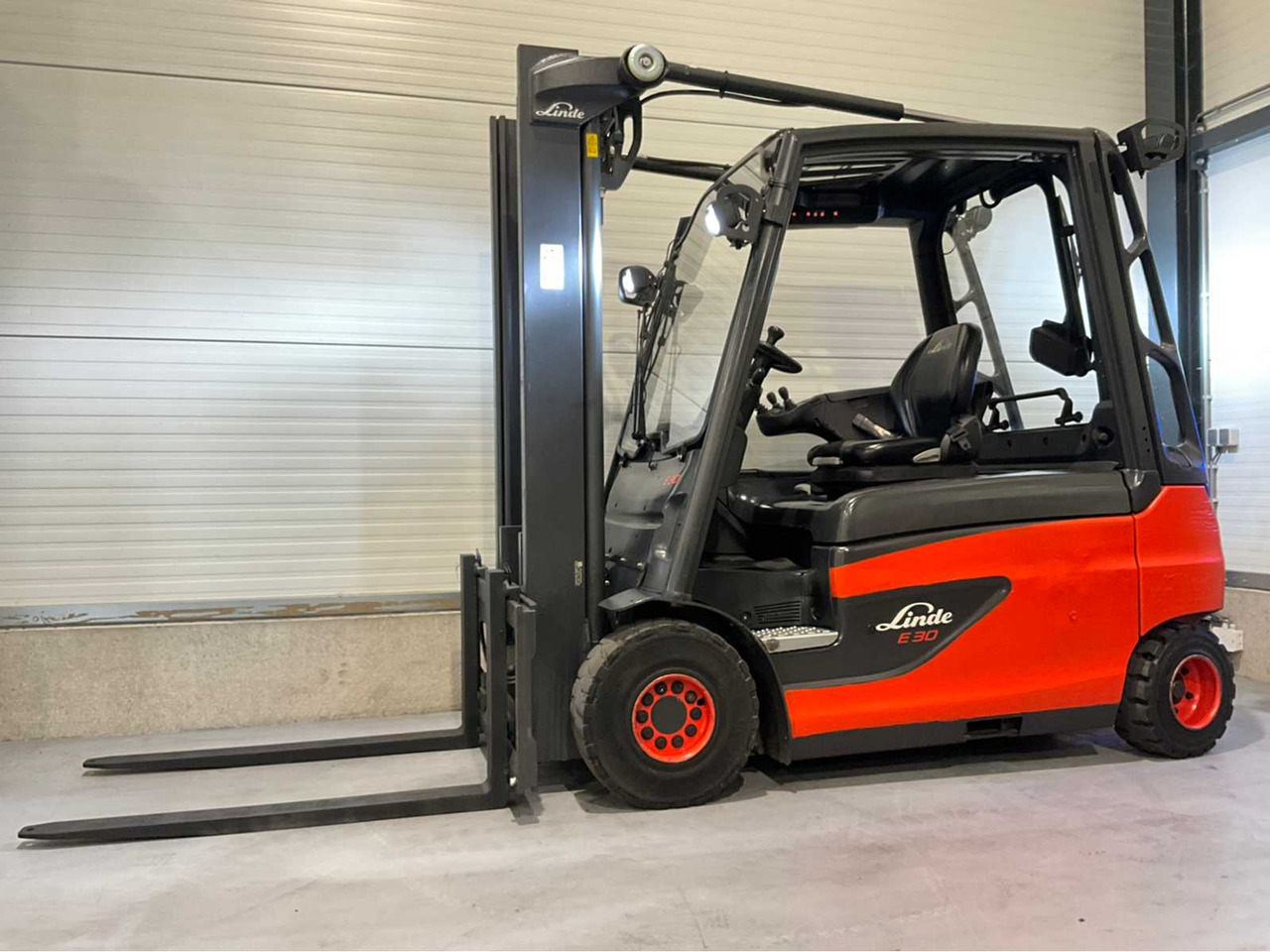 2017 LINDE E30L-01 3000KG FORKLIFT - Empilhador: foto 1 2017 LINDE E30L-01 3000KG FORKLIFT - Empilhador: foto 1