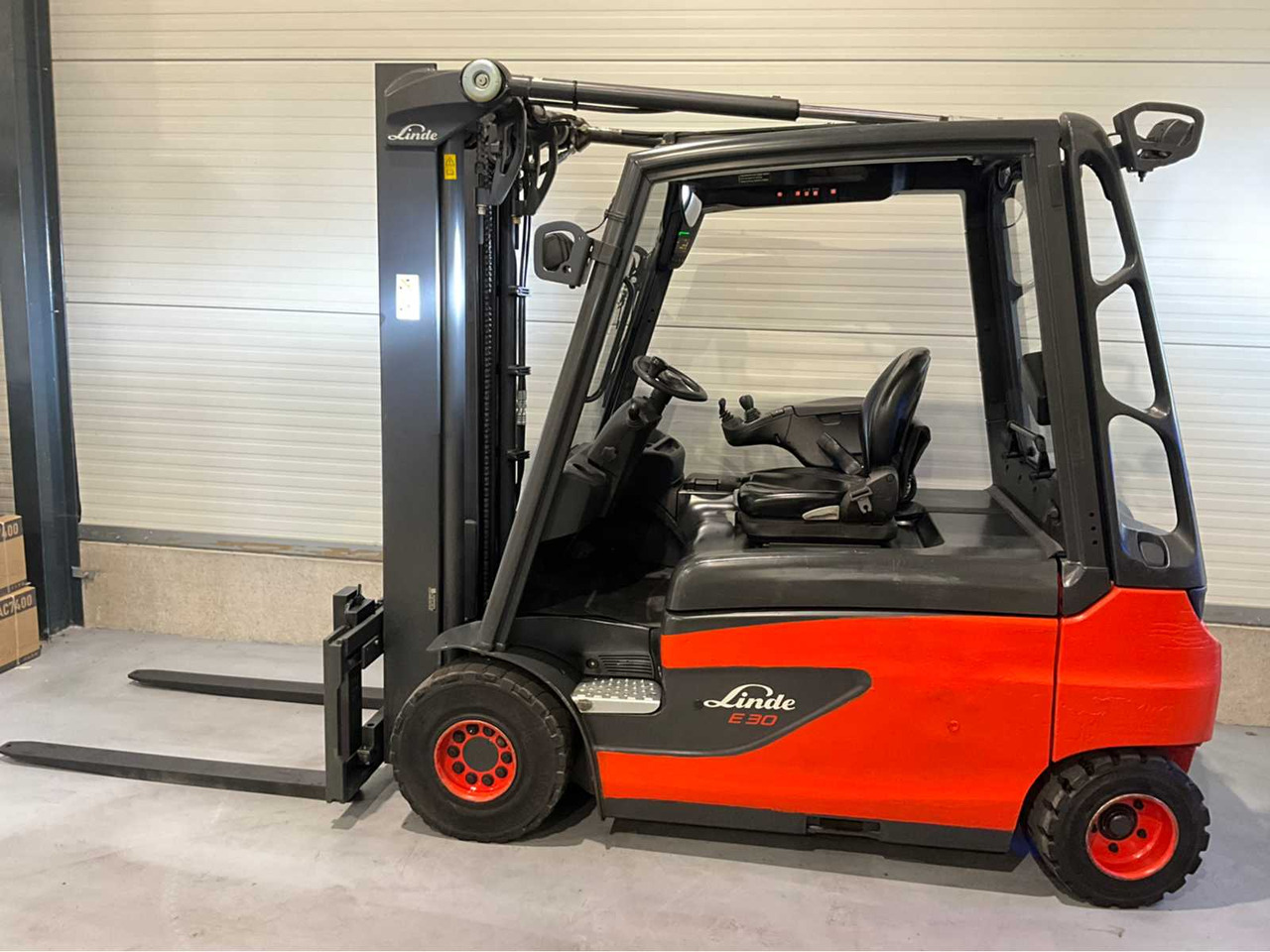 2017 LINDE E30L-01 3000KG FORKLIFT - Empilhador: foto 3 2017 LINDE E30L-01 3000KG FORKLIFT - Empilhador: foto 3