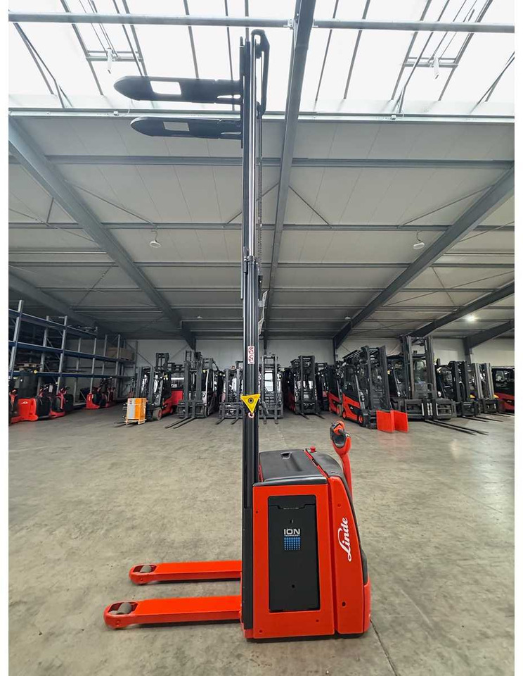 2018 SERVICE +UVV 09/2026 LINDE L14 LITHIUM LI-ION 1.400KG PALLET TRUCK ANT 2.300 HOURS - Empilhador: foto 4 2018 SERVICE +UVV 09/2026 LINDE L14 LITHIUM LI-ION 1.400KG PALLET TRUCK ANT 2.300 HOURS - Empilhador: foto 4