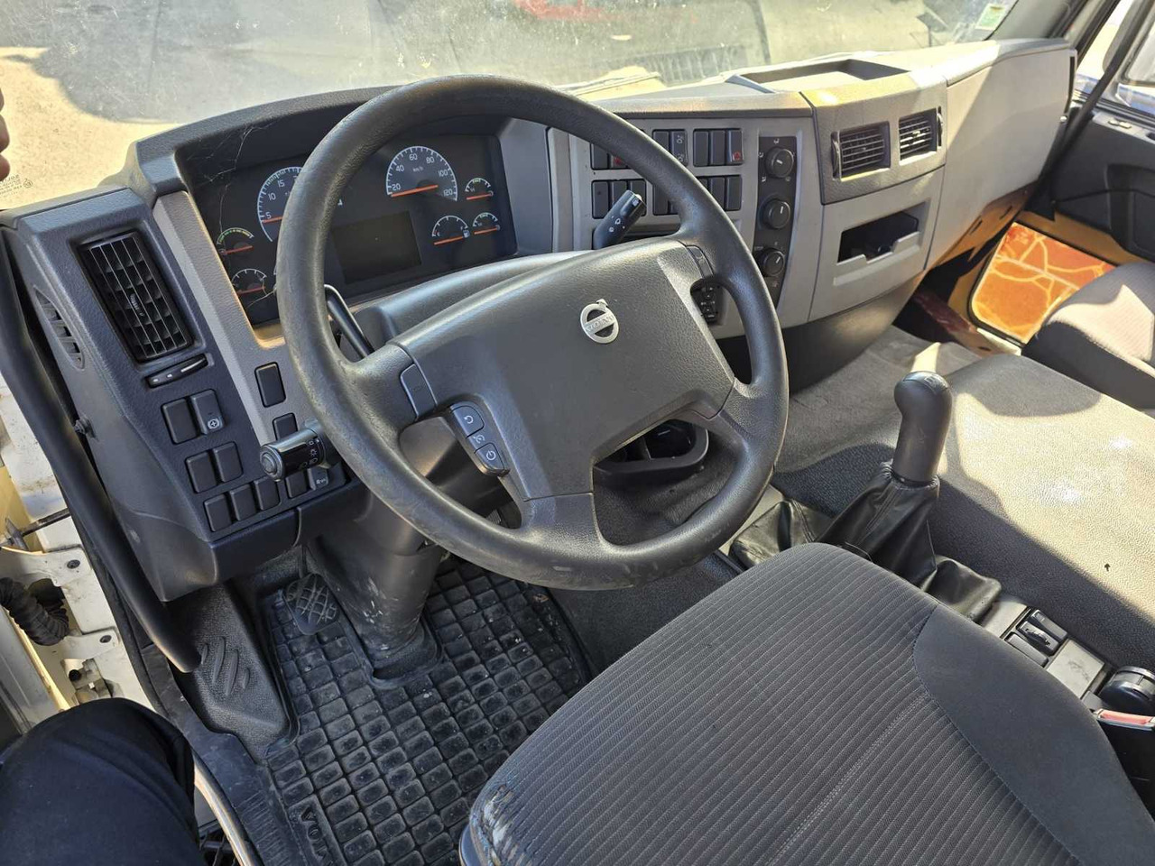 2010 VOLVO FE260 - RIGID WITH TAILGATE - 7.1L DIESEL – AIR-CONDITIONED - Camião: foto 5 2010 VOLVO FE260 - RIGID WITH TAILGATE - 7.1L DIESEL – AIR-CONDITIONED - Camião: foto 5