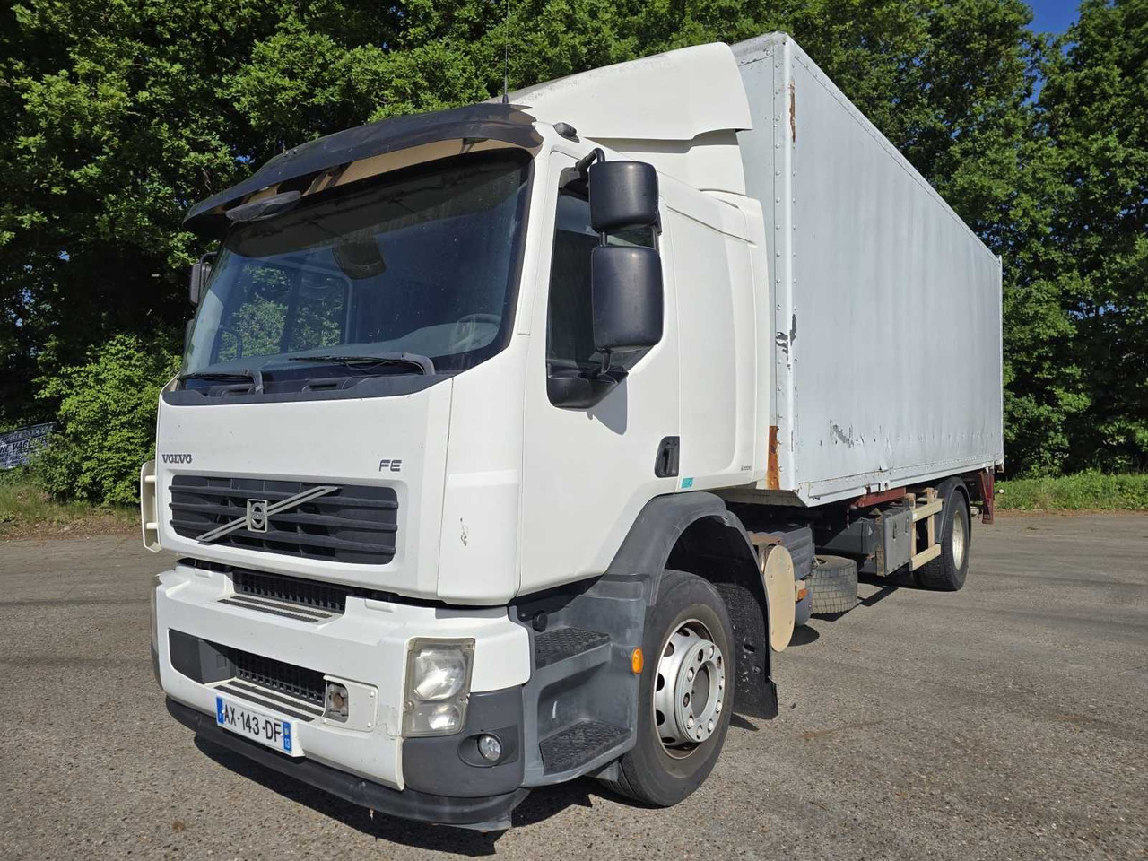 2010 VOLVO FE260 - RIGID WITH TAILGATE - 7.1L DIESEL – AIR-CONDITIONED - Camião: foto 1 2010 VOLVO FE260 - RIGID WITH TAILGATE - 7.1L DIESEL – AIR-CONDITIONED - Camião: foto 1
