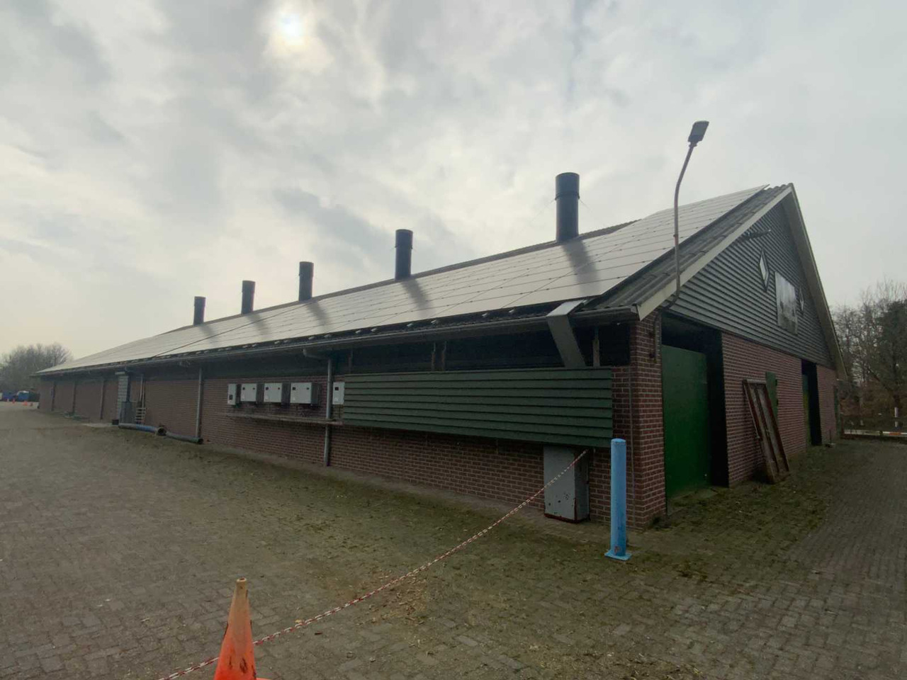 Complete prefab barn with solar panel installation - Equipamento de gado: foto 3 Complete prefab barn with solar panel installation - Equipamento de gado: foto 3