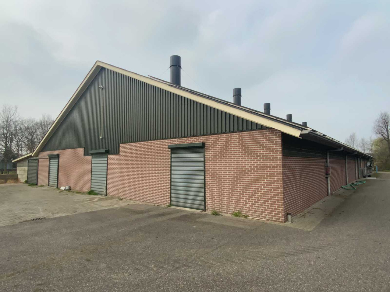 Complete prefab barn with solar panel installation - Equipamento de gado: foto 1 Complete prefab barn with solar panel installation - Equipamento de gado: foto 1