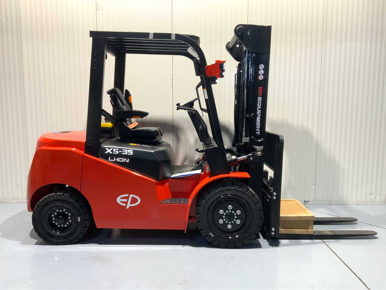 EP 3500KG LIFTING CAPACITY- 4.8 METER PLYWOOD, FREE-LIFT, SIDE-SHIFT FORKLIFT - Empilhador: foto 5 EP 3500KG LIFTING CAPACITY- 4.8 METER PLYWOOD, FREE-LIFT, SIDE-SHIFT FORKLIFT - Empilhador: foto 5