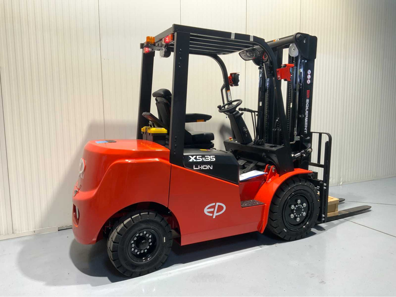 EP 3500KG LIFTING CAPACITY- 4.8 METER PLYWOOD, FREE-LIFT, SIDE-SHIFT FORKLIFT - Empilhador: foto 4 EP 3500KG LIFTING CAPACITY- 4.8 METER PLYWOOD, FREE-LIFT, SIDE-SHIFT FORKLIFT - Empilhador: foto 4