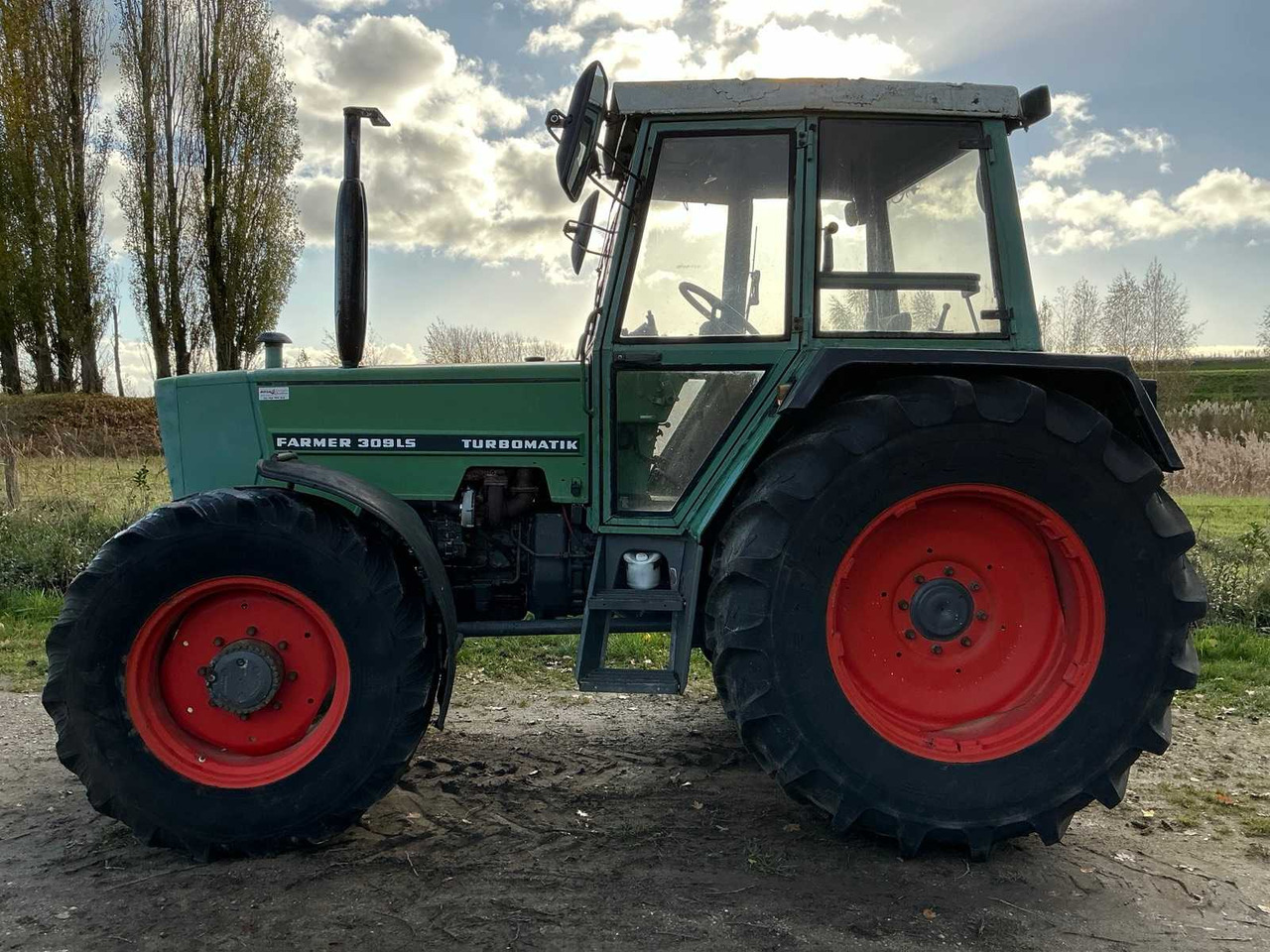 FENDT FARMER 309 LSA TURBOMATIK FOUR-WHEEL DRIVE AGRICULTURAL TRACTOR - Trator: foto 2 FENDT FARMER 309 LSA TURBOMATIK FOUR-WHEEL DRIVE AGRICULTURAL TRACTOR - Trator: foto 2