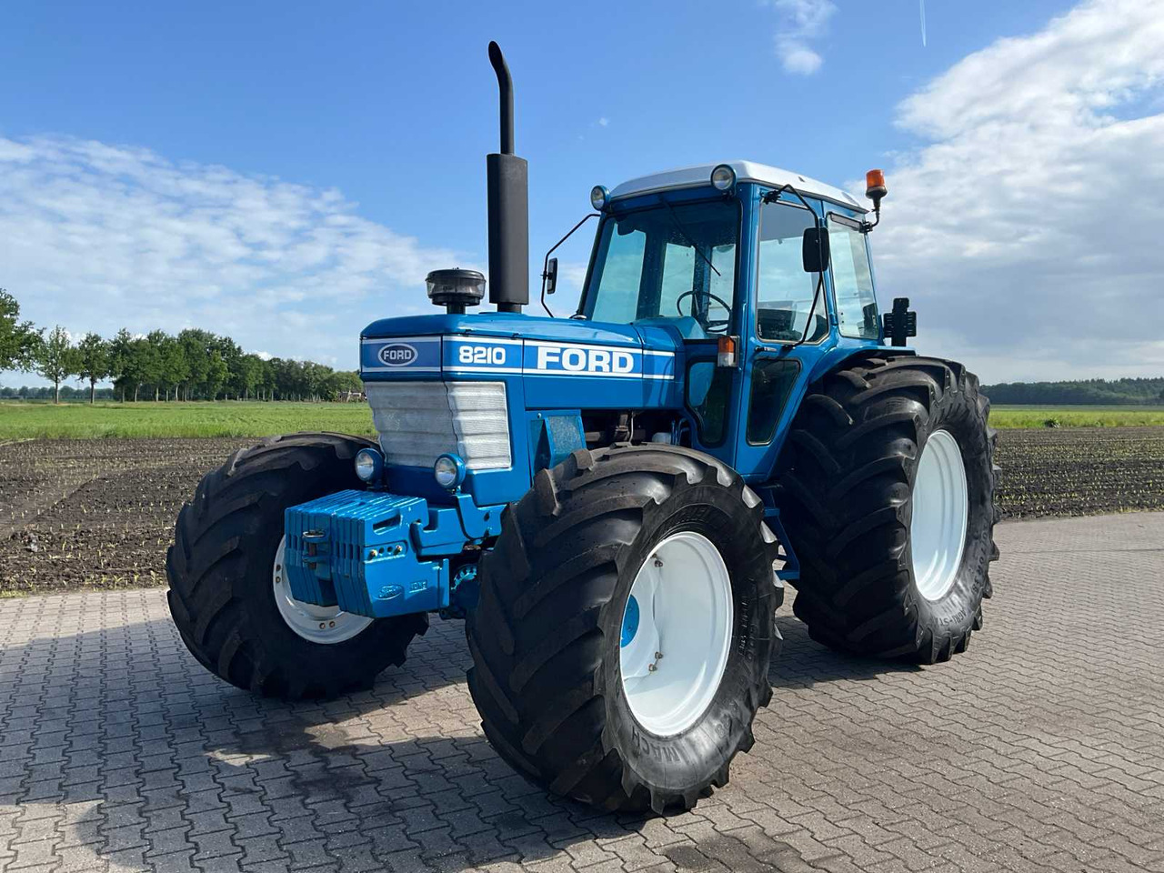 Ford 8210 - Trator: foto 2 Ford 8210 - Trator: foto 2