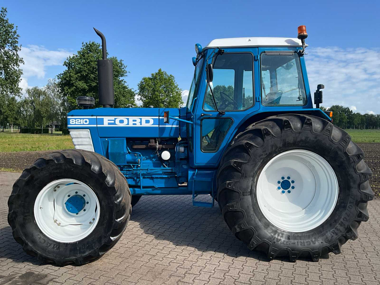 Ford 8210 - Trator: foto 5 Ford 8210 - Trator: foto 5
