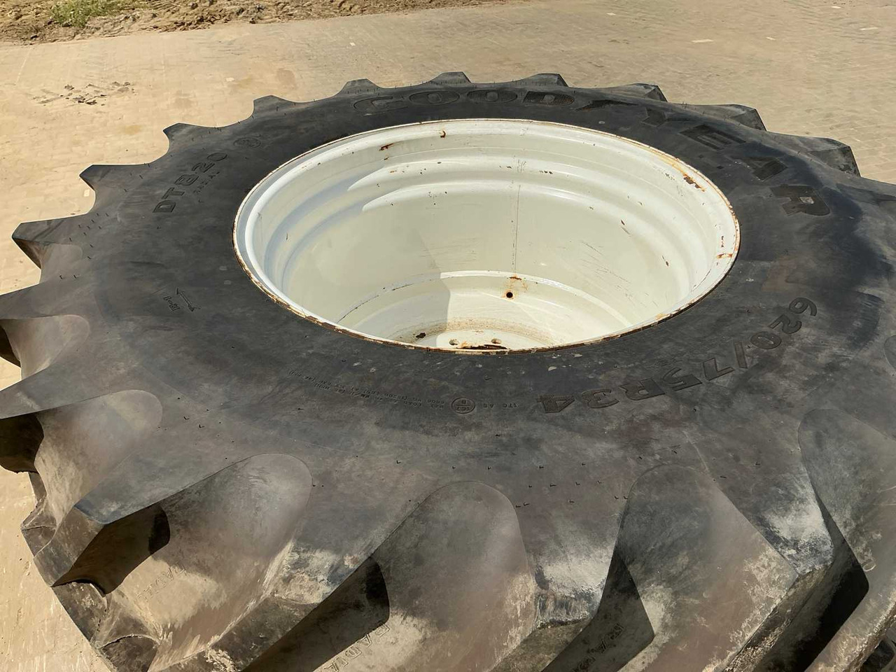 Goodyear DT820 - Jantes e pneus para Trator: foto 5 Goodyear DT820 - Jantes e pneus para Trator: foto 5