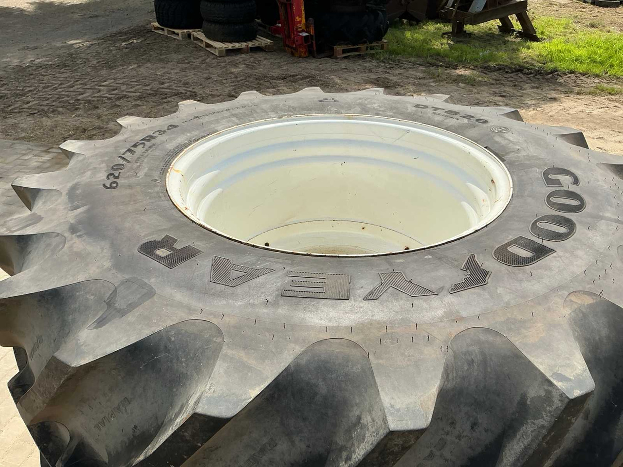 Goodyear DT820 - Jantes e pneus para Trator: foto 4 Goodyear DT820 - Jantes e pneus para Trator: foto 4