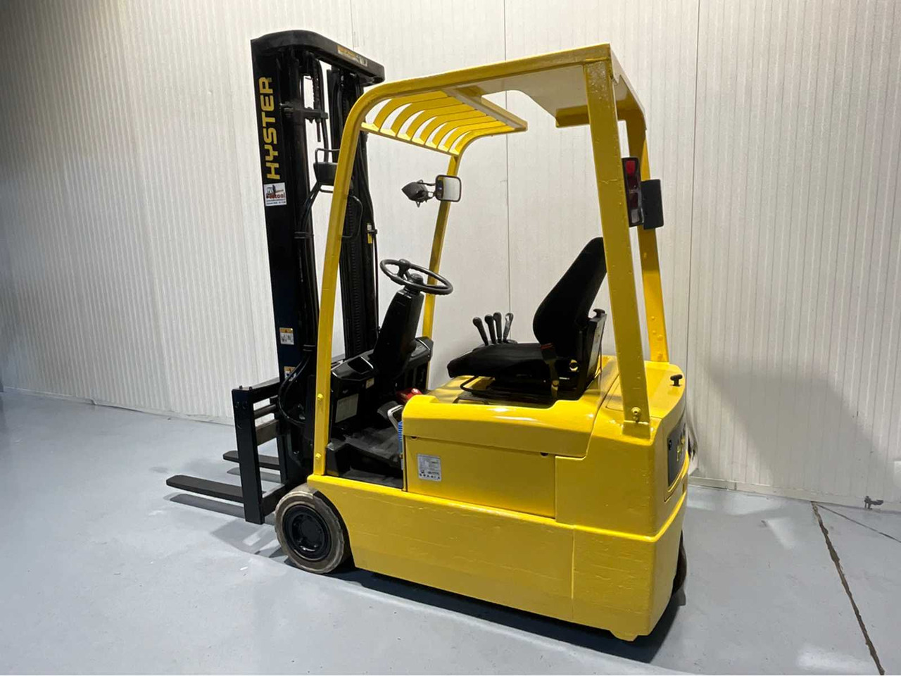 HYSTER ELECTRIC FORKLIFT -3.8M MAST, FORK POSITIONER - J1.60XMT - FORKLIFT, BATTERY CHARGER - Empilhador: foto 3 HYSTER ELECTRIC FORKLIFT -3.8M MAST, FORK POSITIONER - J1.60XMT - FORKLIFT, BATTERY CHARGER - Empilhador: foto 3
