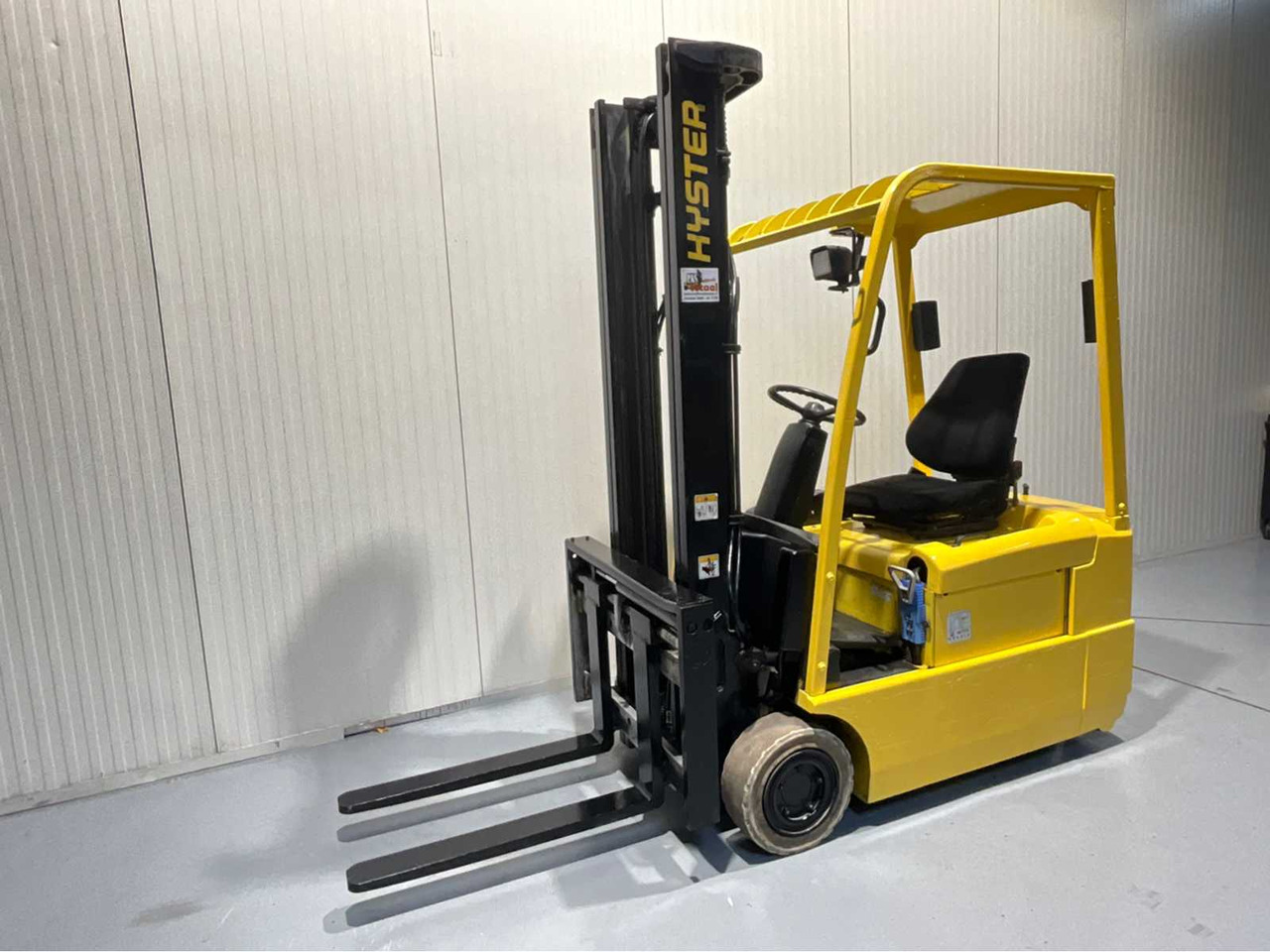 HYSTER ELECTRIC FORKLIFT -3.8M MAST, FORK POSITIONER - J1.60XMT - FORKLIFT, BATTERY CHARGER - Empilhador: foto 1 HYSTER ELECTRIC FORKLIFT -3.8M MAST, FORK POSITIONER - J1.60XMT - FORKLIFT, BATTERY CHARGER - Empilhador: foto 1
