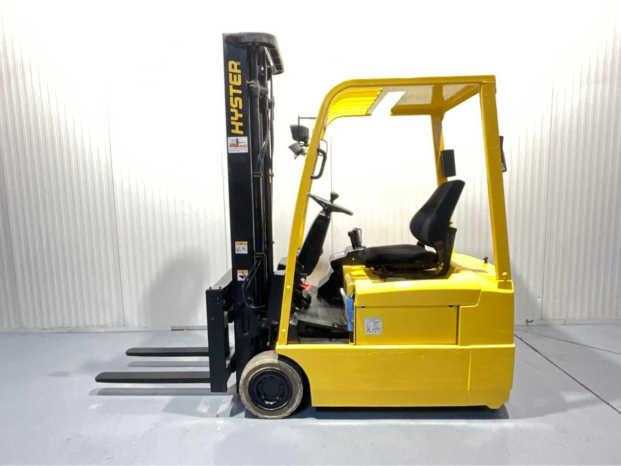 HYSTER ELECTRIC FORKLIFT -3.8M MAST, FORK POSITIONER - J1.60XMT - FORKLIFT, BATTERY CHARGER - Empilhador: foto 2 HYSTER ELECTRIC FORKLIFT -3.8M MAST, FORK POSITIONER - J1.60XMT - FORKLIFT, BATTERY CHARGER - Empilhador: foto 2