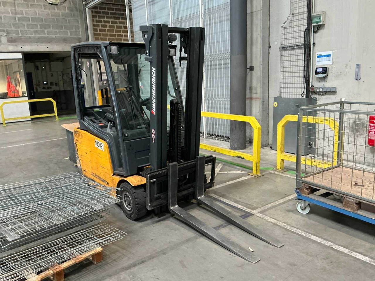 JUNGHEINRICH - 2015 - EFG216 - COUNTERBALANCE FORKLIFT - Empilhador: foto 1 JUNGHEINRICH - 2015 - EFG216 - COUNTERBALANCE FORKLIFT - Empilhador: foto 1