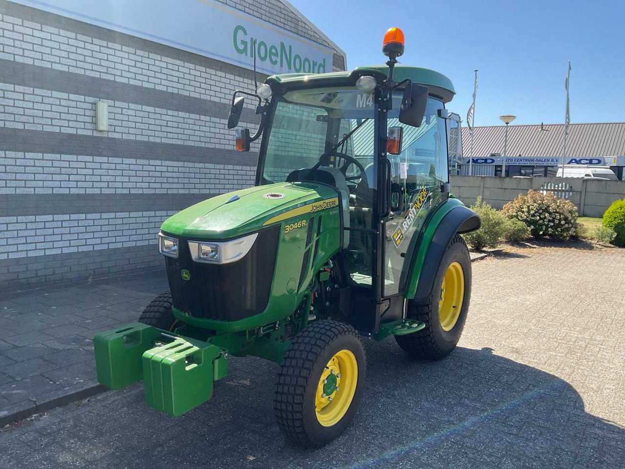 John Deere 3046R - Mini trator: foto 1 John Deere 3046R - Mini trator: foto 1