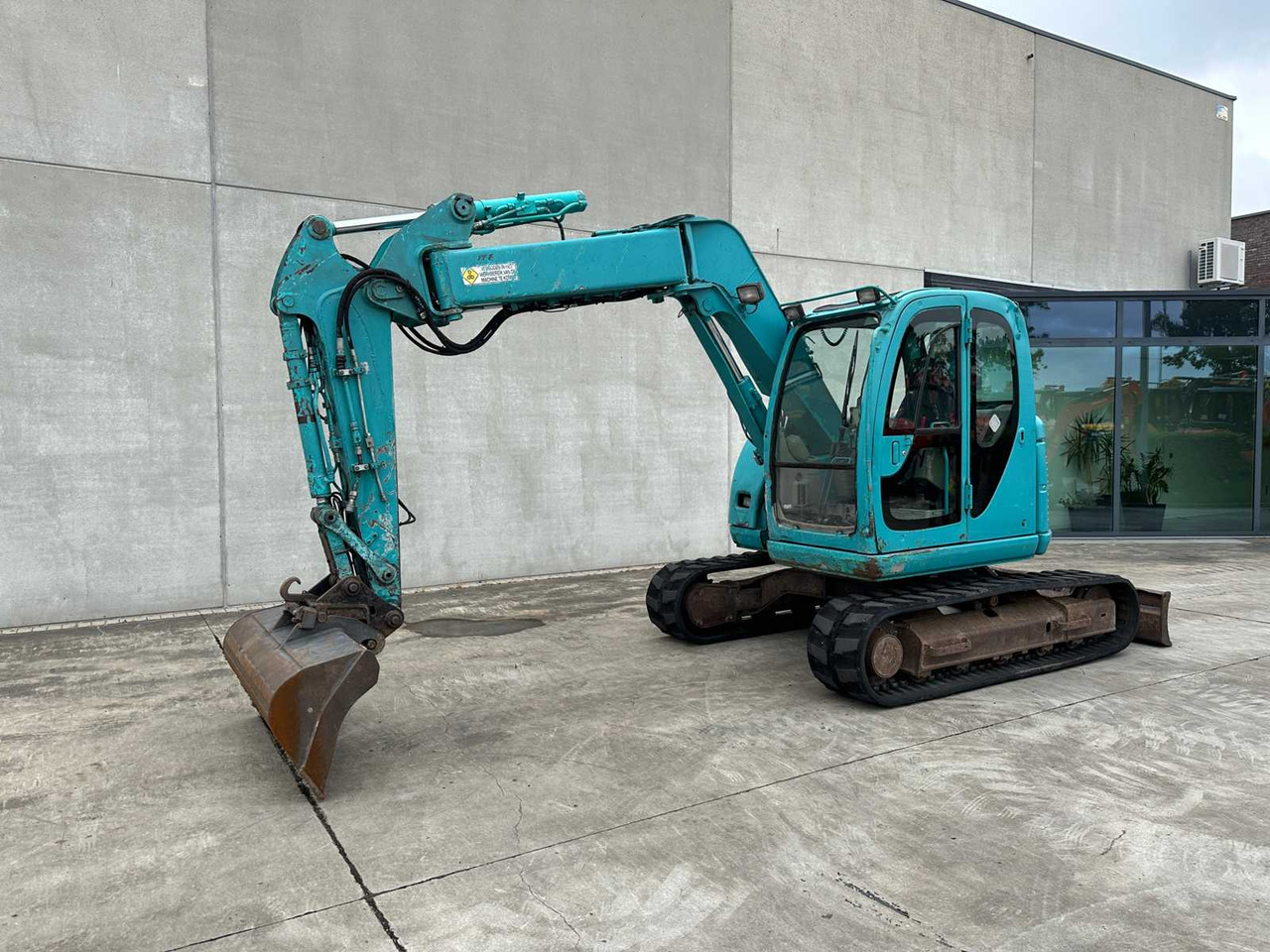 Kobelco SK70SR - Escavadora de rastos: foto 1 Kobelco SK70SR - Escavadora de rastos: foto 1