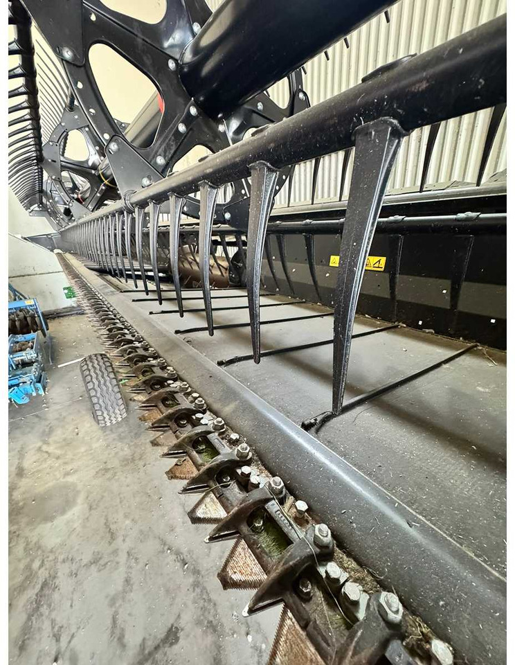 MACDON DRAPER HEADER D125 - Ceifeira debulhadora: foto 4 MACDON DRAPER HEADER D125 - Ceifeira debulhadora: foto 4