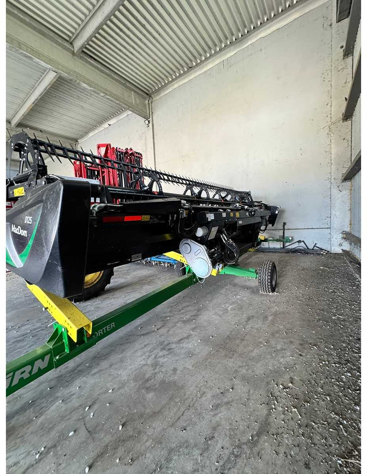 MACDON DRAPER HEADER D125 - Ceifeira debulhadora: foto 1 MACDON DRAPER HEADER D125 - Ceifeira debulhadora: foto 1