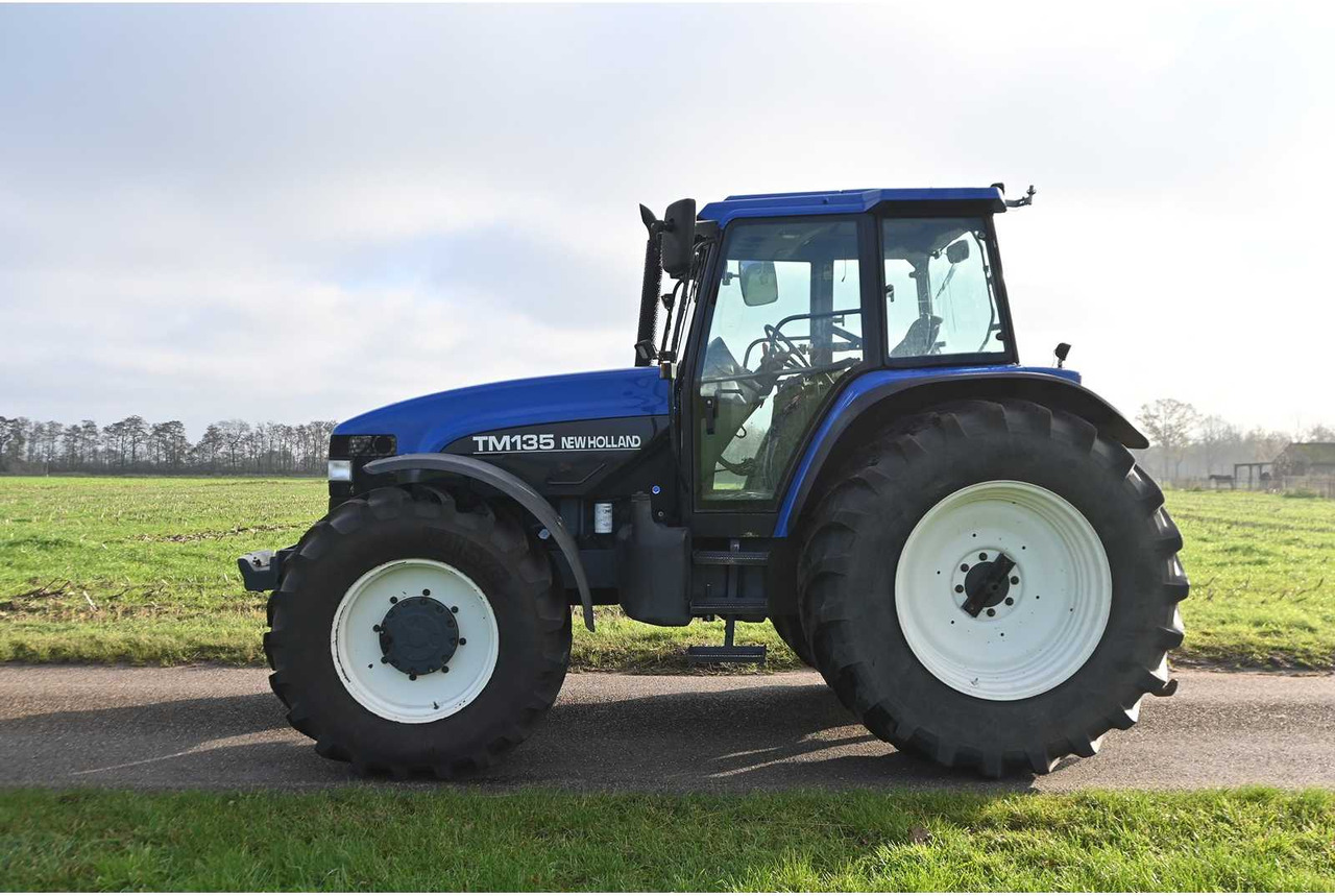 NEW HOLLAND - 1998 - TM135 - ALL-WHEEL DRIVE FARM TRACTOR - Trator: foto 4 NEW HOLLAND - 1998 - TM135 - ALL-WHEEL DRIVE FARM TRACTOR - Trator: foto 4