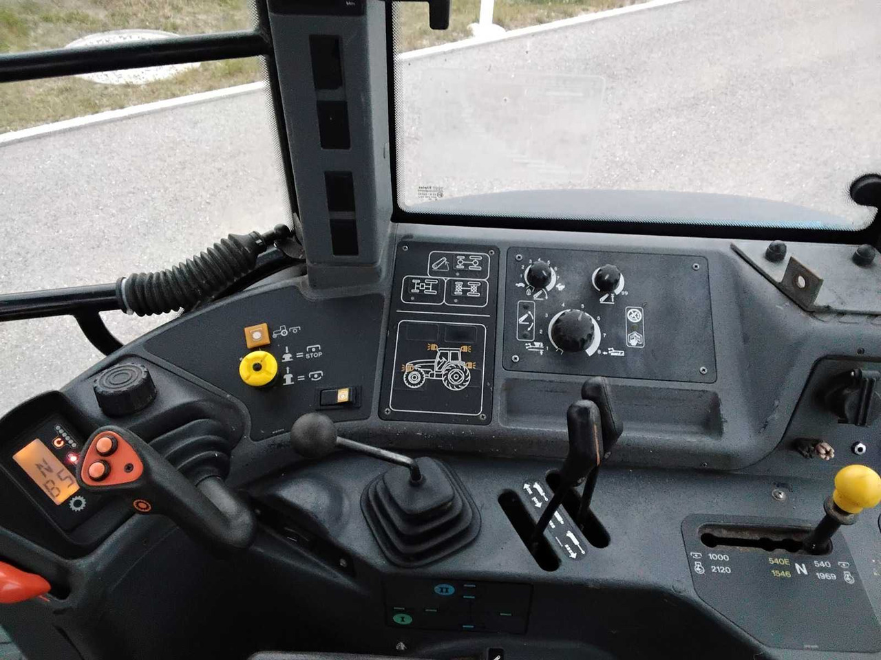 Trator NEW HOLLAND - 8260 - 2000 - AGRICULTURAL TRACTOR WITH FOUR-WHEEL DRIVE: foto 6