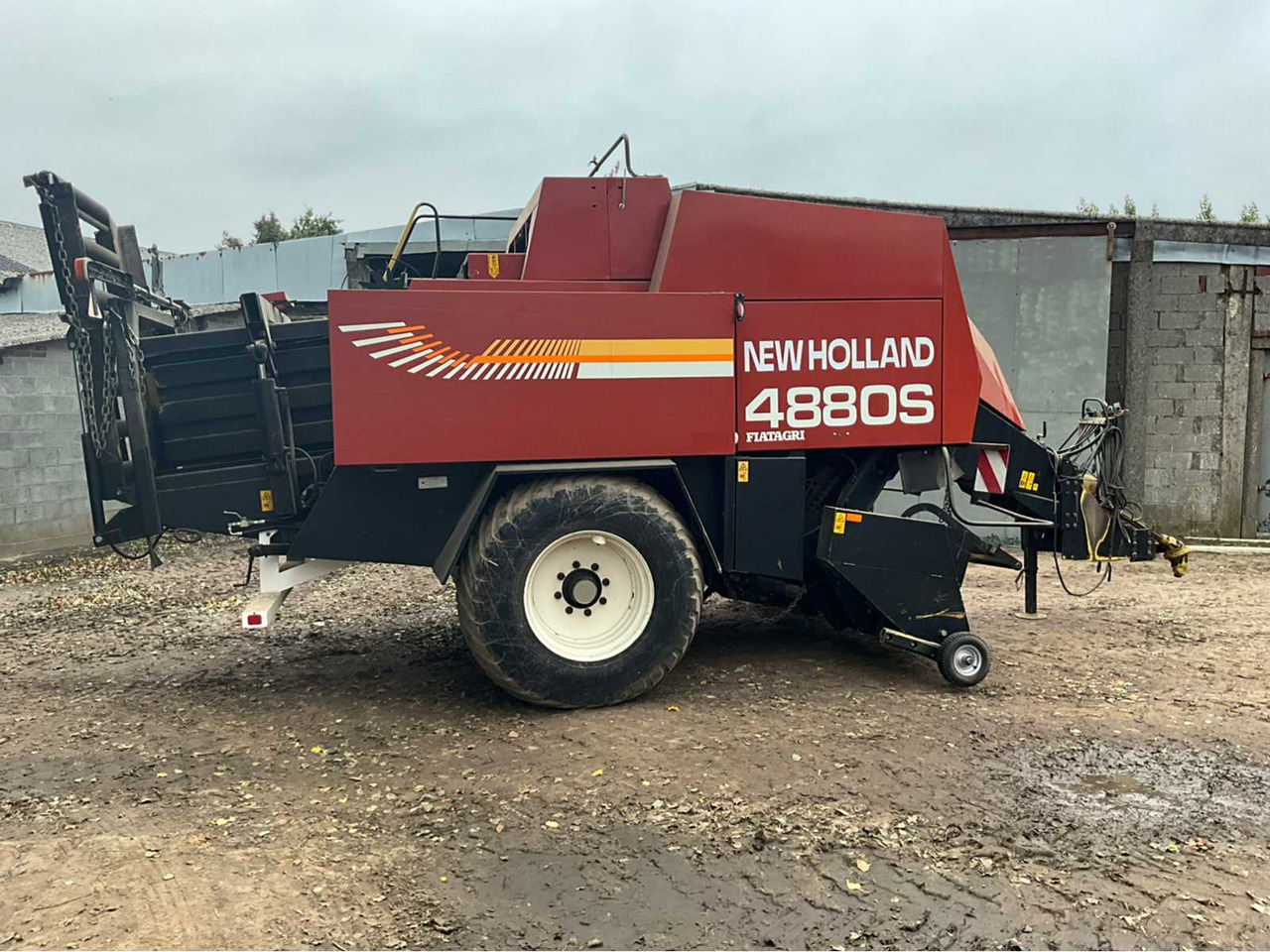 New Holland 4880S - Enfardadeira de fardos redondos: foto 5 New Holland 4880S - Enfardadeira de fardos redondos: foto 5