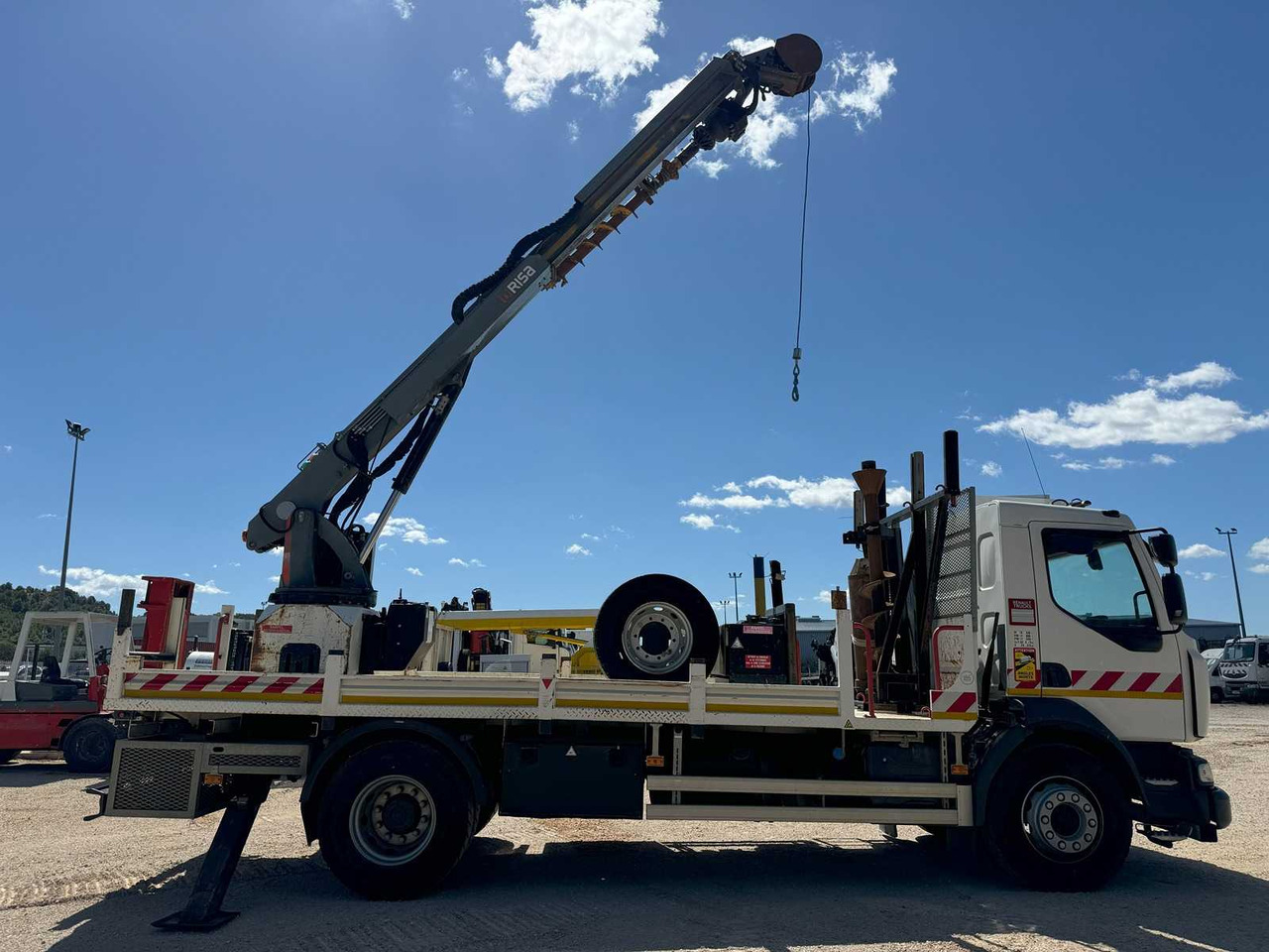Risa Renault D14 G2T TARIÈRE - Camião de caixa aberta/ Plataforma, Camião grua: foto 4 Risa Renault D14 G2T TARIÈRE - Camião de caixa aberta/ Plataforma, Camião grua: foto 4