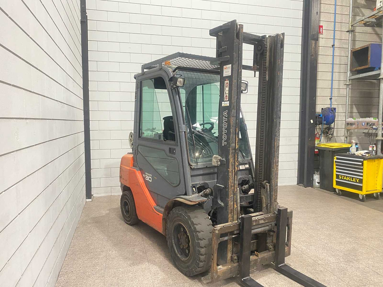 TOYOTA - 2008 - 02-8 FGF 30 - FORKLIFT - Empilhador: foto 2 TOYOTA - 2008 - 02-8 FGF 30 - FORKLIFT - Empilhador: foto 2