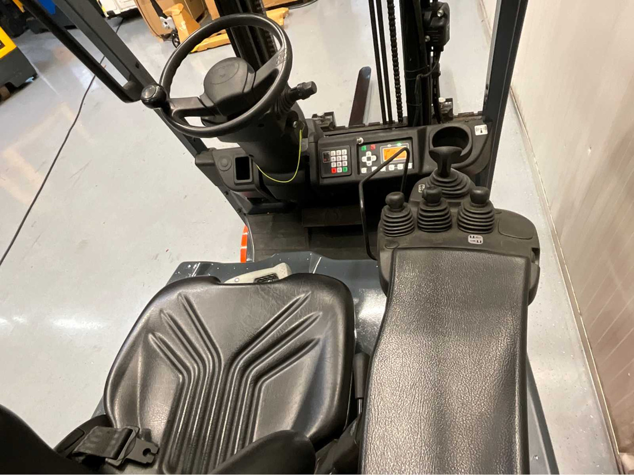 Empilhador TOYOTA - 8FBE16T - FORKLIFT YEAR OF MANUFACTURE 2019- SPOONS 160CM - 7325 HOURS - SIDE-SHIFT: foto 11 Empilhador TOYOTA - 8FBE16T - FORKLIFT YEAR OF MANUFACTURE 2019- SPOONS 160CM - 7325 HOURS - SIDE-SHIFT: foto 11