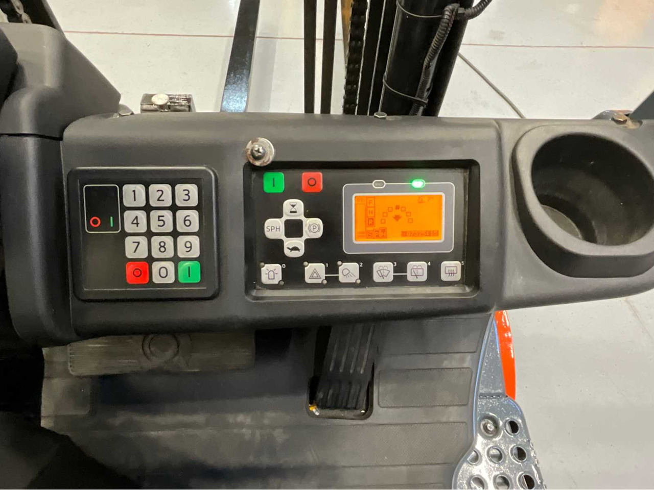 Empilhador TOYOTA - 8FBE16T - FORKLIFT YEAR OF MANUFACTURE 2019- SPOONS 160CM - 7325 HOURS - SIDE-SHIFT: foto 13 Empilhador TOYOTA - 8FBE16T - FORKLIFT YEAR OF MANUFACTURE 2019- SPOONS 160CM - 7325 HOURS - SIDE-SHIFT: foto 13