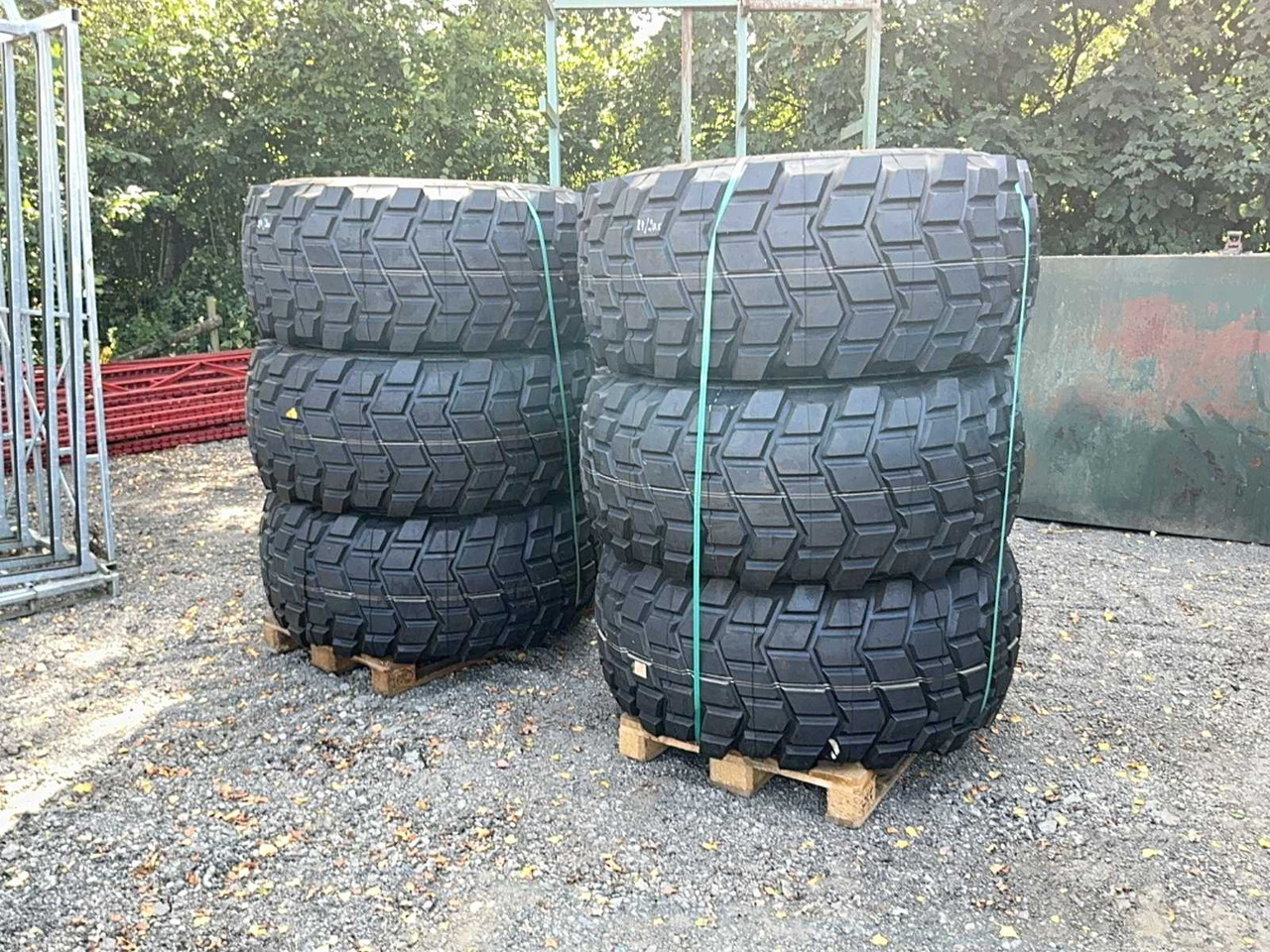 Tires, wheels and rims - Jantes e pneus para Trator: foto 1 Tires, wheels and rims - Jantes e pneus para Trator: foto 1