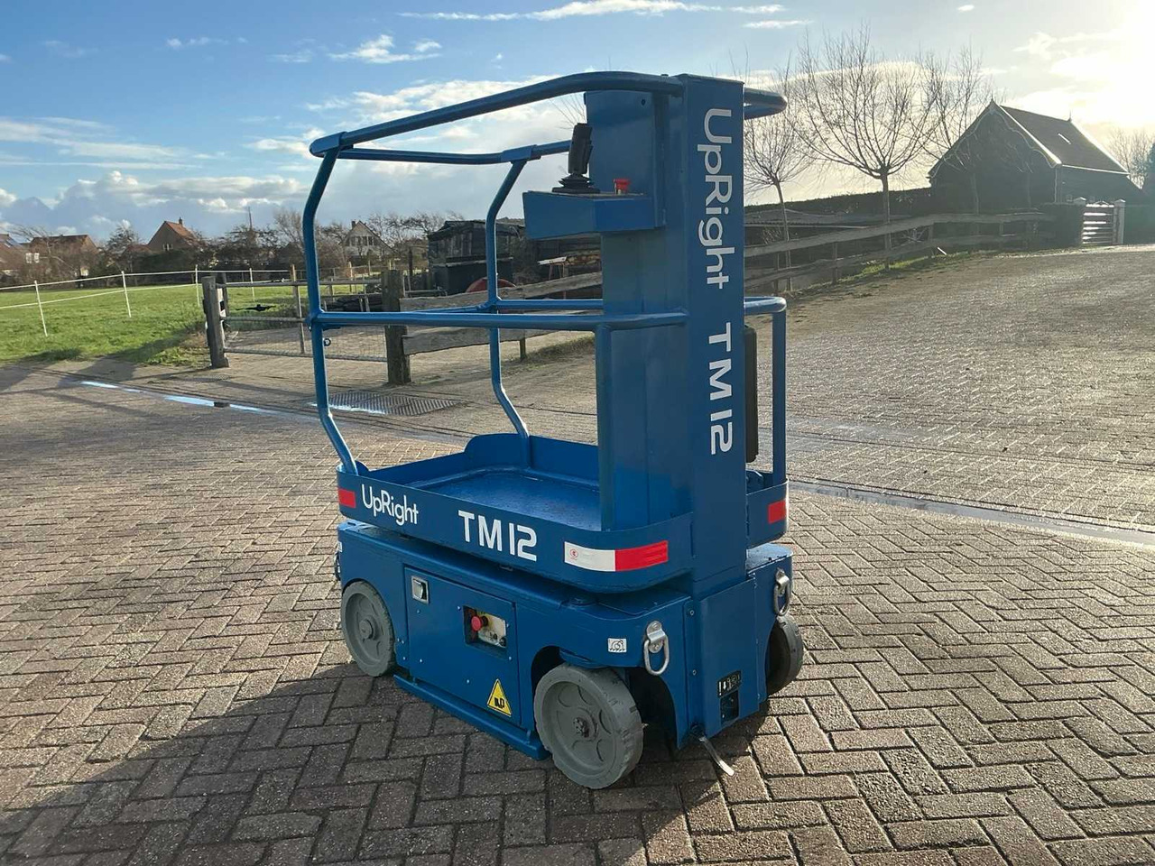 UPRIGHT TM12 AERIAL WORK PLATFORM - Plataforma aérea: foto 4 UPRIGHT TM12 AERIAL WORK PLATFORM - Plataforma aérea: foto 4