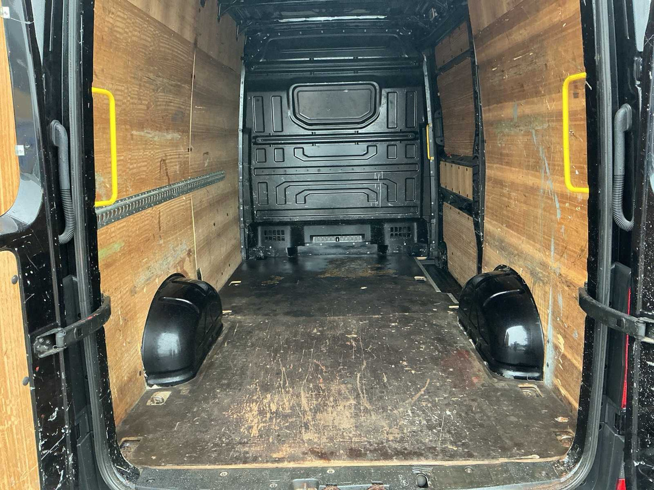 2017 - VOLKSWAGEN - CRAFTER - 35 2.0 TDI L3H2 DC - COMMERCIAL VEHICLE - Veículo comercial: foto 5 2017 - VOLKSWAGEN - CRAFTER - 35 2.0 TDI L3H2 DC - COMMERCIAL VEHICLE - Veículo comercial: foto 5