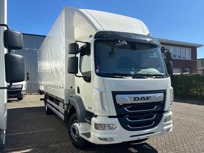 DAF LF 260 LF260.16 EURO6. 2022. Schuifzeil bakwagen met Laadklep. - Camião de lona: foto 2 DAF LF 260 LF260.16 EURO6. 2022. Schuifzeil bakwagen met Laadklep. - Camião de lona: foto 2