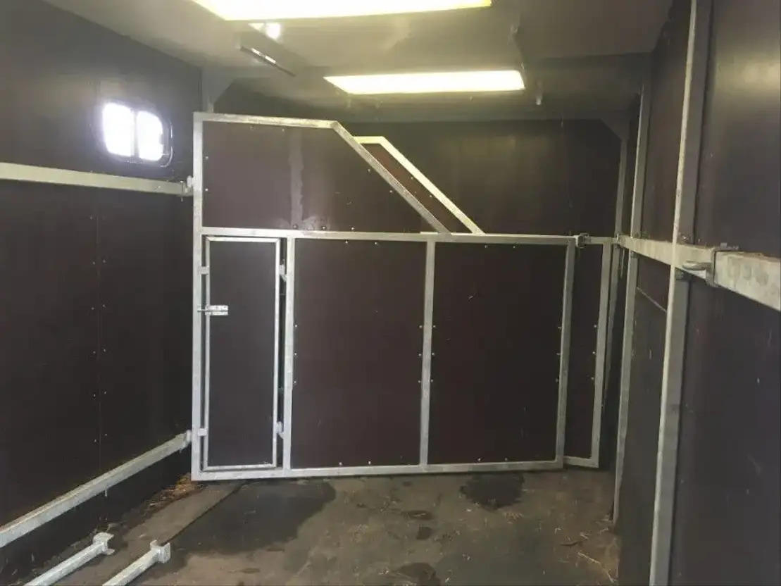 Diversen Laadbak voor paarden - Carroçaria para furgões: foto 4 Diversen Laadbak voor paarden - Carroçaria para furgões: foto 4