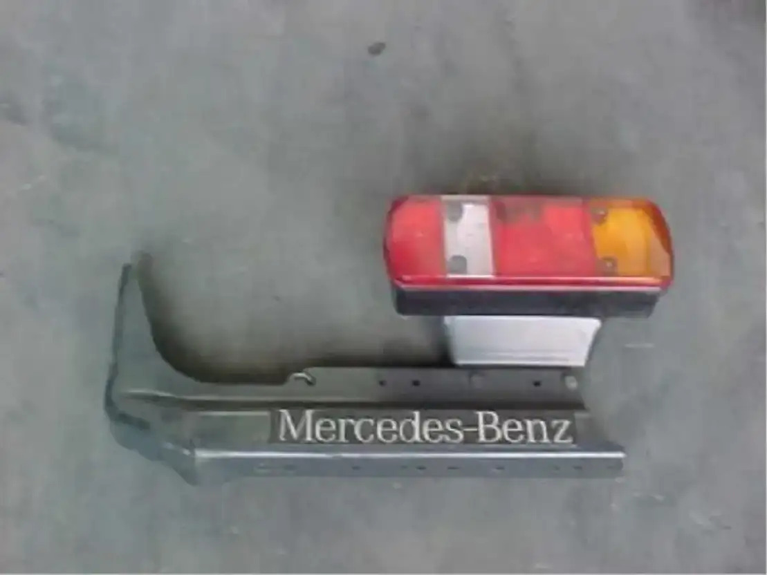 Mercedes-Benz Achterlicht+steun - Sistema elétrico para Camião: foto 1 Mercedes-Benz Achterlicht+steun - Sistema elétrico para Camião: foto 1