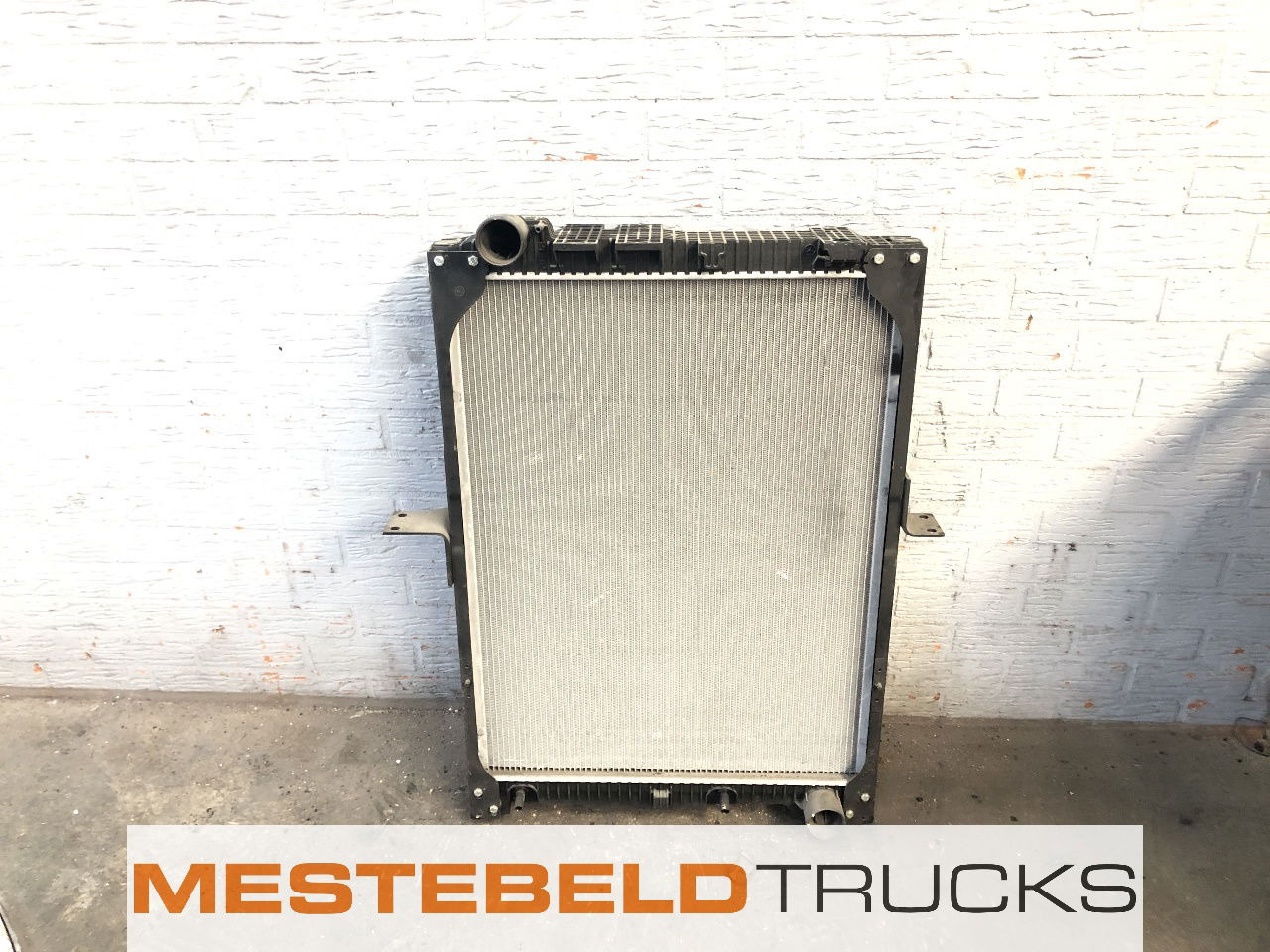 Mercedes-Benz Radiateur - Sistema de arrefecimento para Camião: foto 2 Mercedes-Benz Radiateur - Sistema de arrefecimento para Camião: foto 2