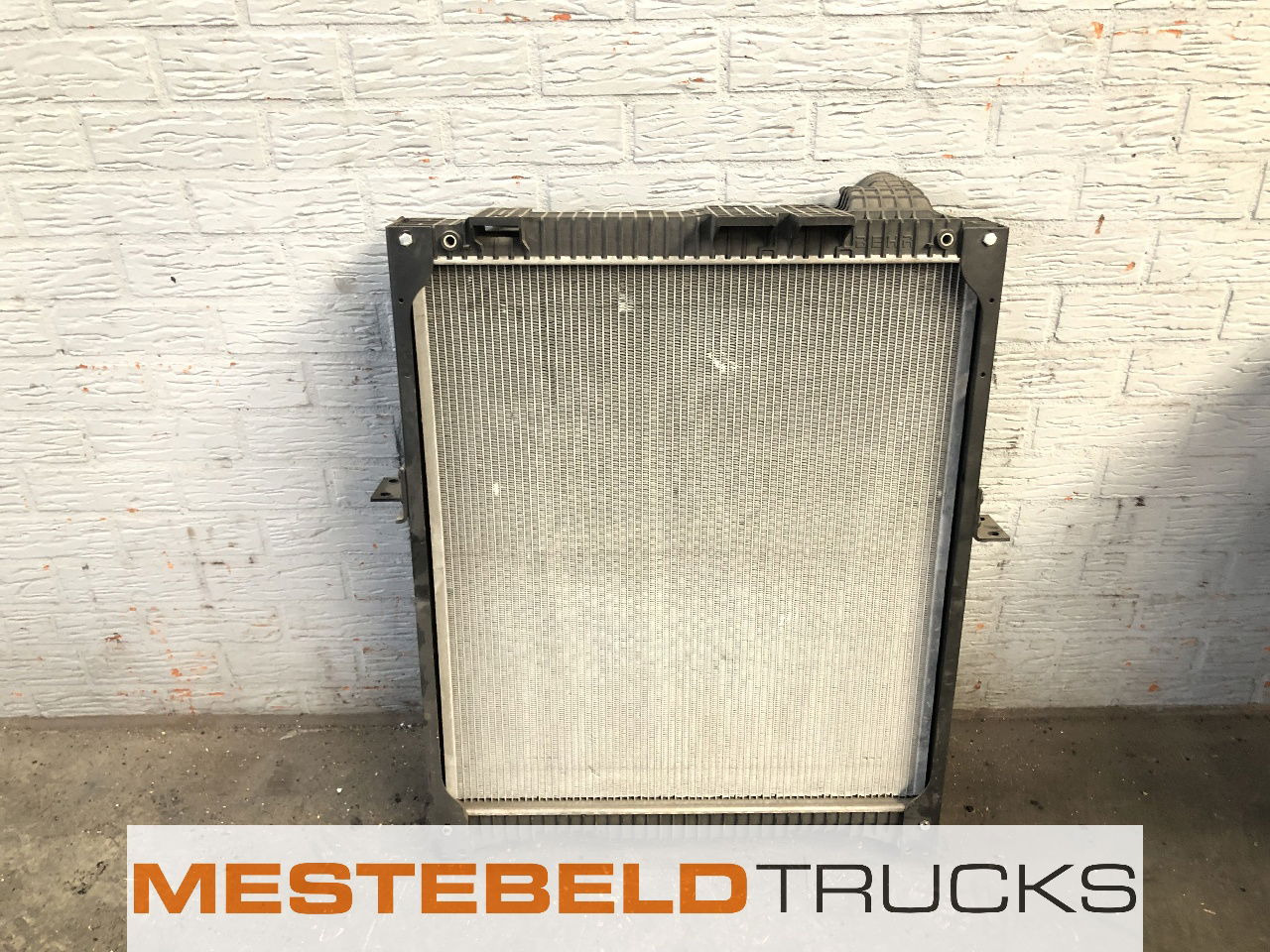 Mercedes-Benz Radiateur - Sistema de arrefecimento para Camião: foto 1 Mercedes-Benz Radiateur - Sistema de arrefecimento para Camião: foto 1