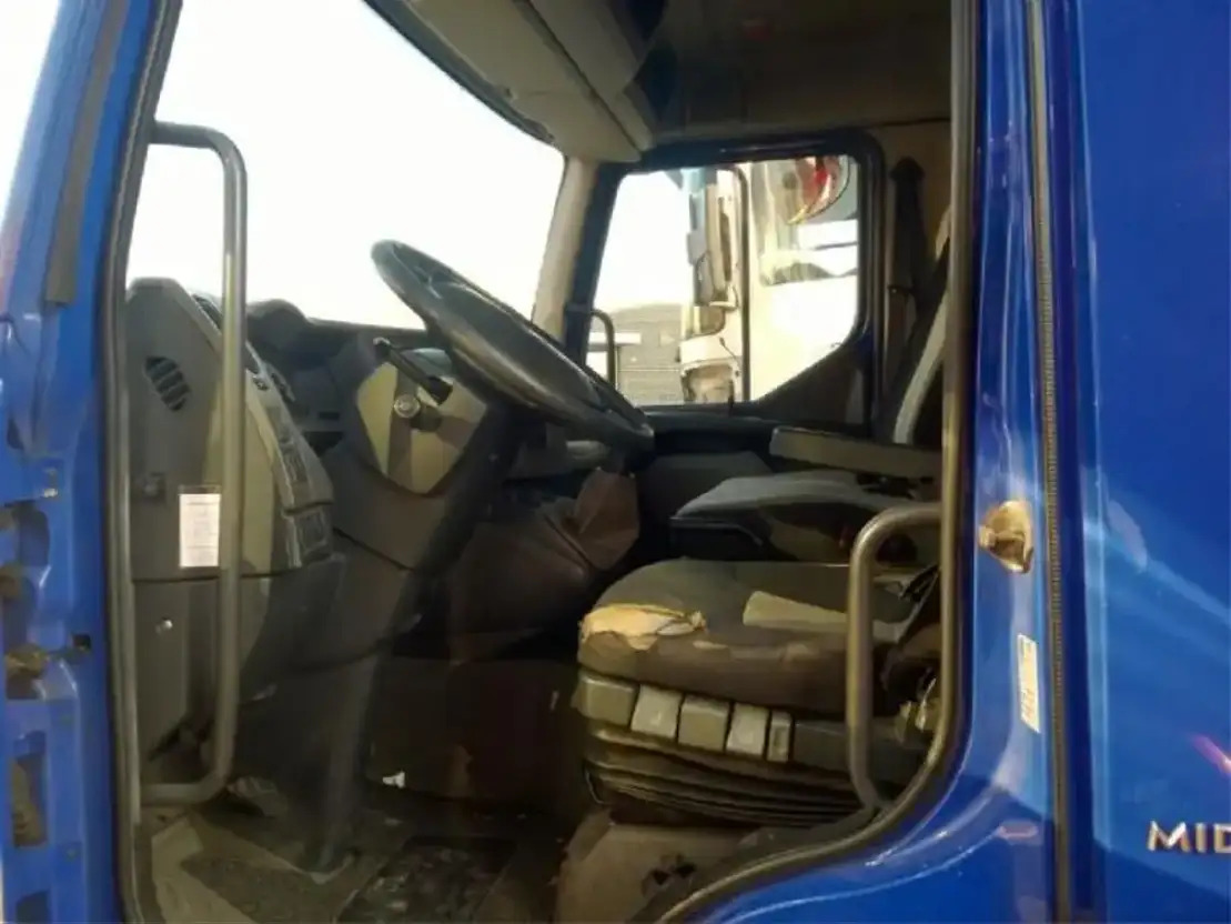 Renault C abine Midlum 220 DXI - Cabine e interior para Camião: foto 2 Renault C abine Midlum 220 DXI - Cabine e interior para Camião: foto 2