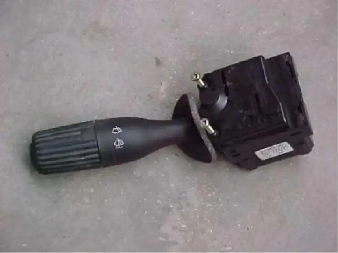 Renault R uiten wis schakelaar Midlum - Sistema elétrico para Camião: foto 1 Renault R uiten wis schakelaar Midlum - Sistema elétrico para Camião: foto 1