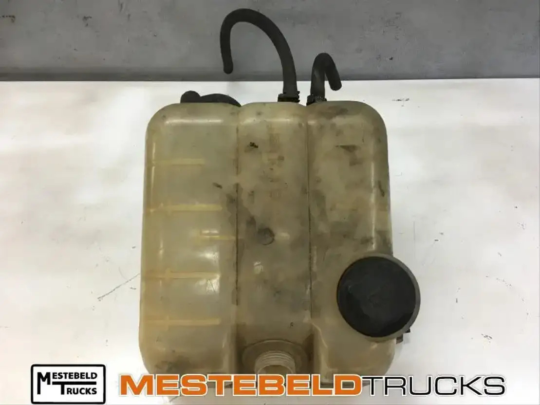 Volvo Koelvloeistofreservoir - Sistema de arrefecimento para Camião: foto 1 Volvo Koelvloeistofreservoir - Sistema de arrefecimento para Camião: foto 1