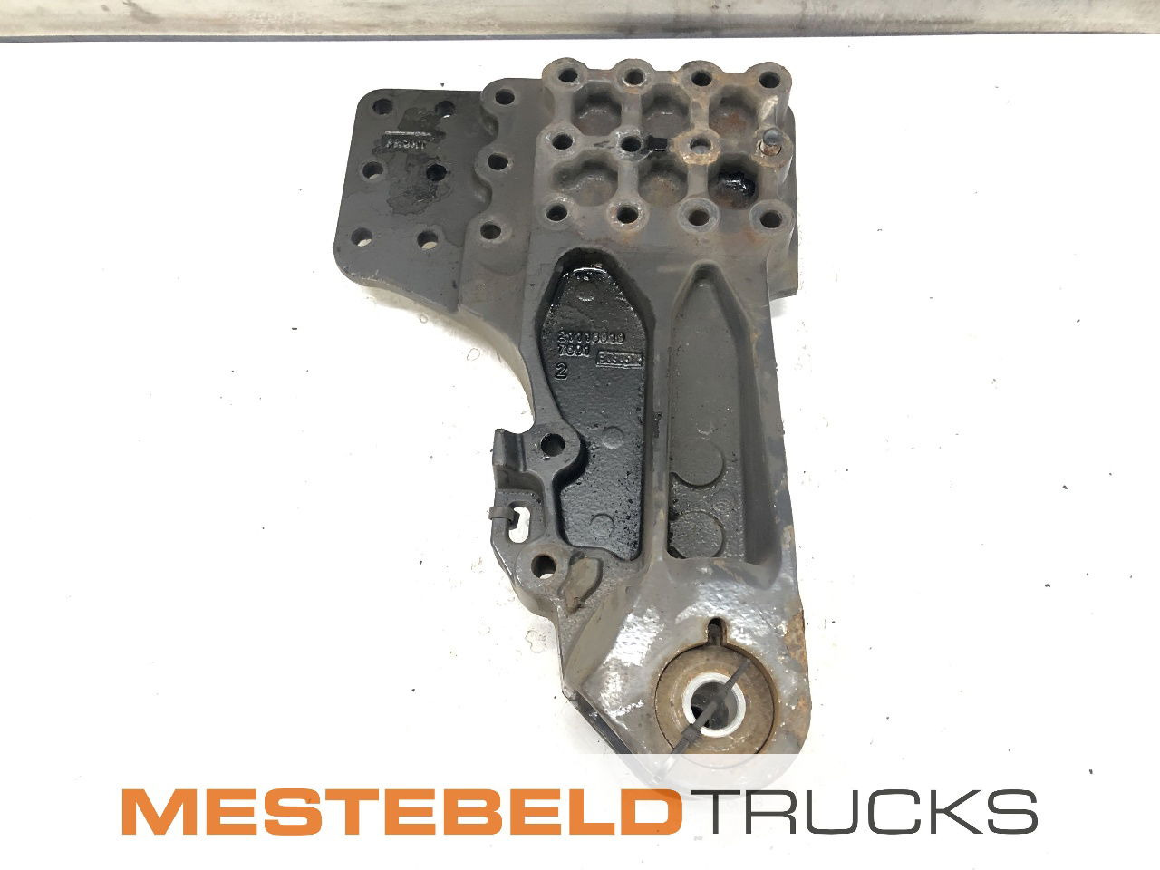 Volvo Veersteun rechts van sleepas - Estrutura/ Châssis para Camião: foto 1 Volvo Veersteun rechts van sleepas - Estrutura/ Châssis para Camião: foto 1