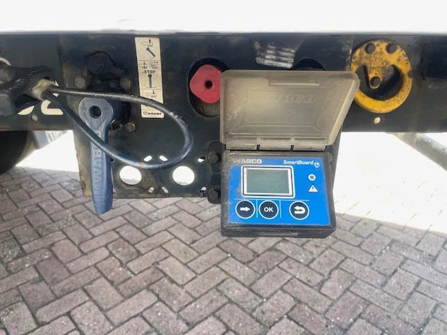 Krone THERMO KING Laadklep 3e As Liftas - Semi-reboque frigorífico: foto 4 Krone THERMO KING Laadklep 3e As Liftas - Semi-reboque frigorífico: foto 4