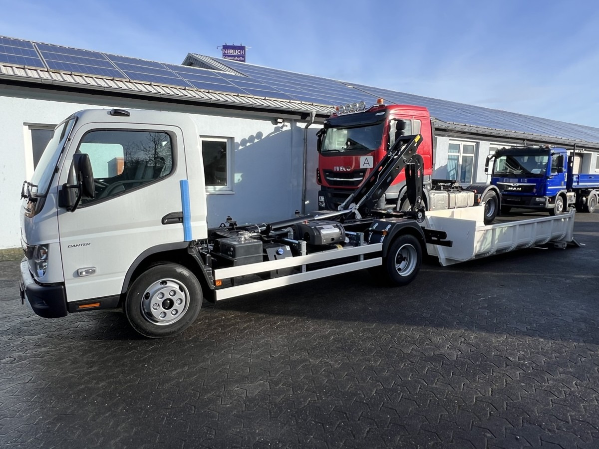 FUSO Canter FUSO 7C18 City Abrollkipper Miete - Camião polibenne: foto 3 FUSO Canter FUSO 7C18 City Abrollkipper Miete - Camião polibenne: foto 3