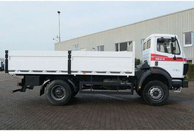 Mercedes-Benz 1824 AK 4x4, Allrad, AHK, Blattfederung, 168tkm - Camião de caixa aberta/ Plataforma: foto 2 Mercedes-Benz 1824 AK 4x4, Allrad, AHK, Blattfederung, 168tkm - Camião de caixa aberta/ Plataforma: foto 2