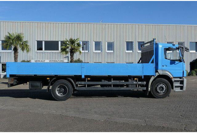 Mercedes-Benz 1824 L Axor 4x2, 3. Sitz, AHK, Gerüstbau, Klima - Camião de caixa aberta/ Plataforma: foto 4 Mercedes-Benz 1824 L Axor 4x2, 3. Sitz, AHK, Gerüstbau, Klima - Camião de caixa aberta/ Plataforma: foto 4